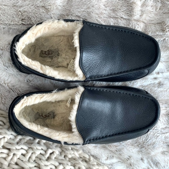 UGG Men’s Ascot Black Leather Fur Slippers main image 4